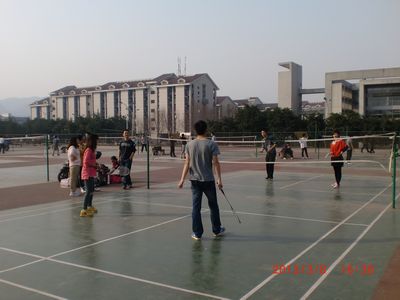 庆快乐节日,强团队体魄——永乐高ylg888888学生工作办公室第一届羽毛球赛顺利举行